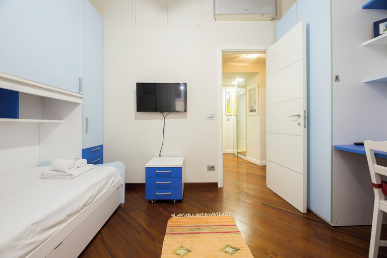 Room 3, Spacious 3-Bedroom Flat in Central Genoa, Genova