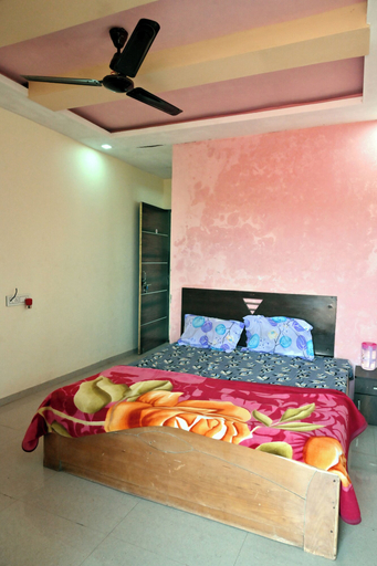 Room 5, Kiran Homestay, Satara