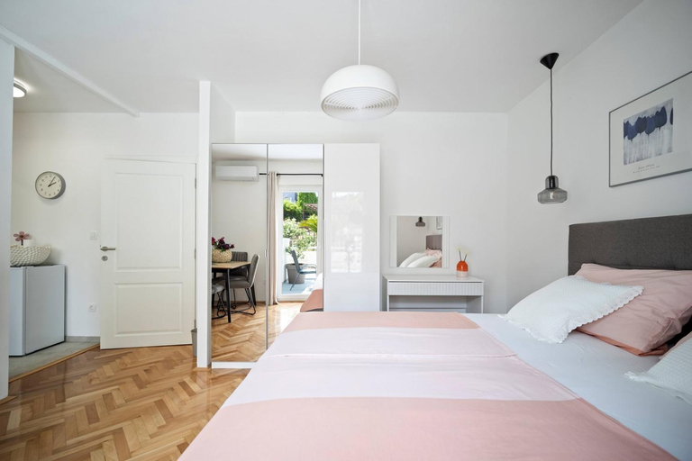 Bedroom 2, Apartments Batista, Okrug