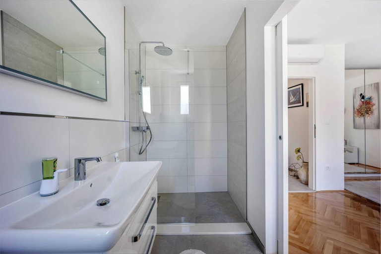 Bathroom 3, Apartments Batista, Okrug