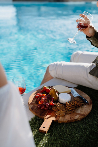 Food & Drinks 5, Bayview Luxe Entertainer Pool World Class View, Melbourne