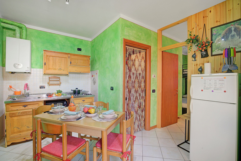 Private kitchen, Holiday Sun Puegnago Terrace & Pool, Brescia