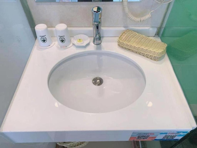 Bathroom 3, GreenTree Inn Langfang GuAn County Xinyuan Street Express Hotel, Langfang