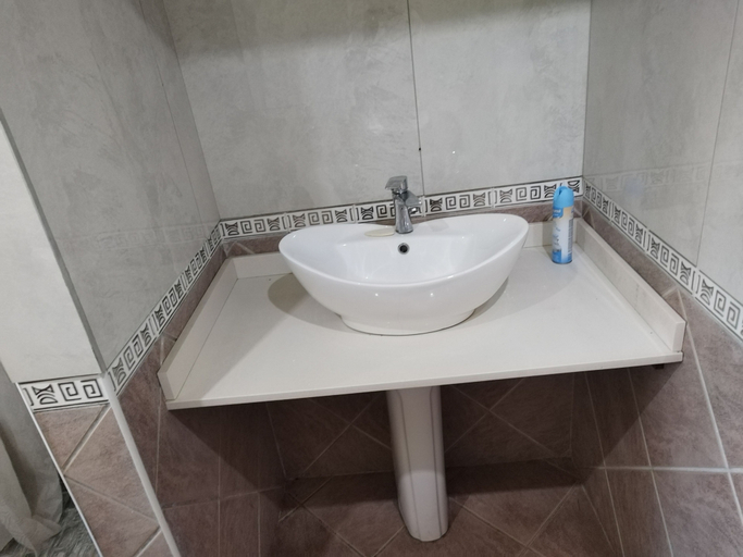 Bathroom 3, J & J Paradise Guesthouse, Umgungundlovu