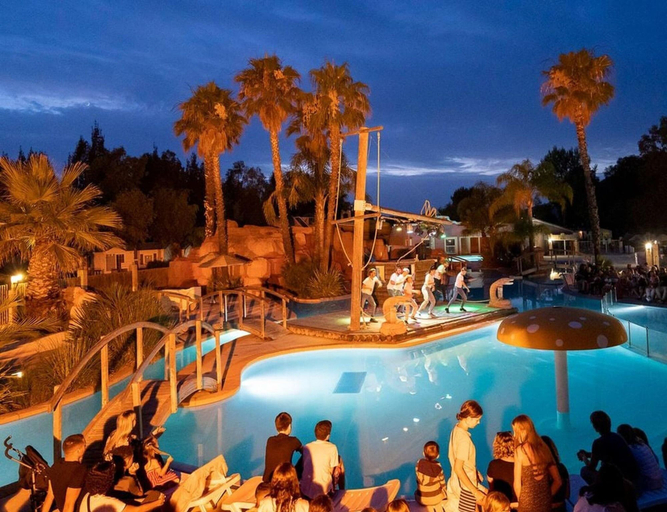 Pool 3, Spacious Beachside Family Stay, Var