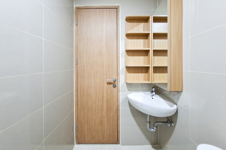 Bathroom 2, Enjoy Living Studio at Apartment B Residence By Travelio, South Tangerang
