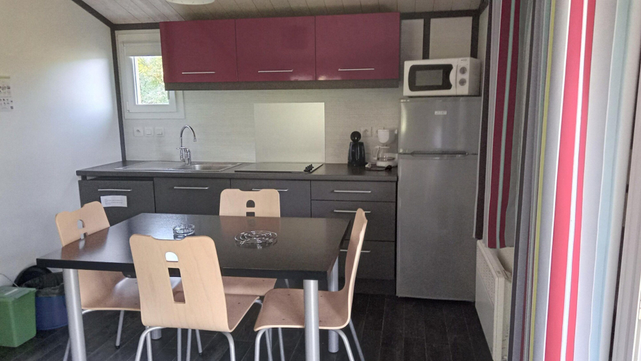 Dining 4, Accessible Family Cottage in Marminiac, Lot