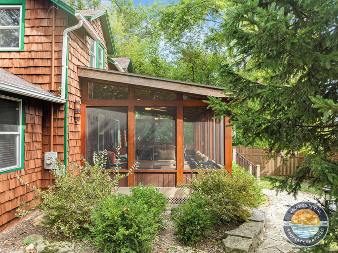 Interior 2, Lake Geneva Escape 4BR Arcade Fire Pit and Deck, Walworth