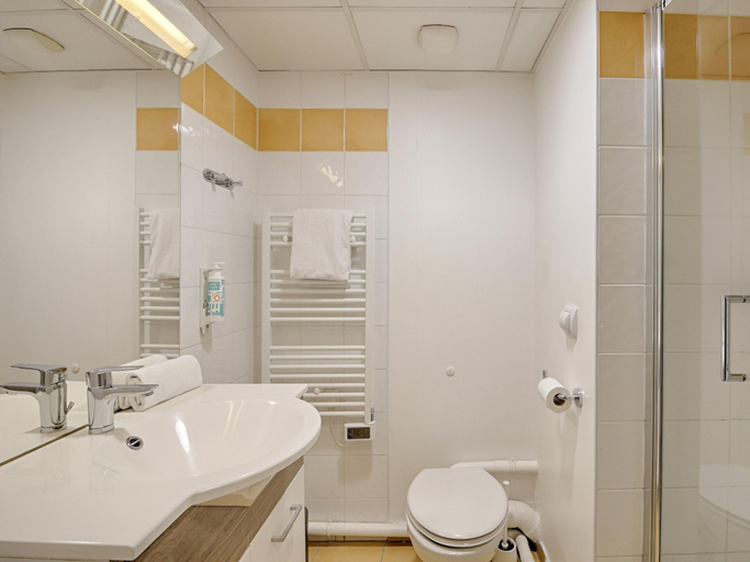 Bathroom, Riverside Couples Stay Near Paris, Val-de-Marne