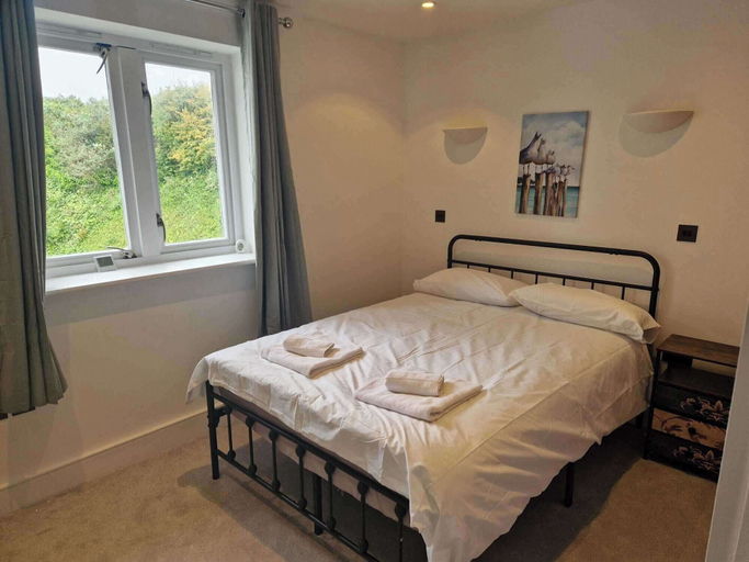 Room 5, Apartment Sleeps 4 With Balcony and Parking, Devon