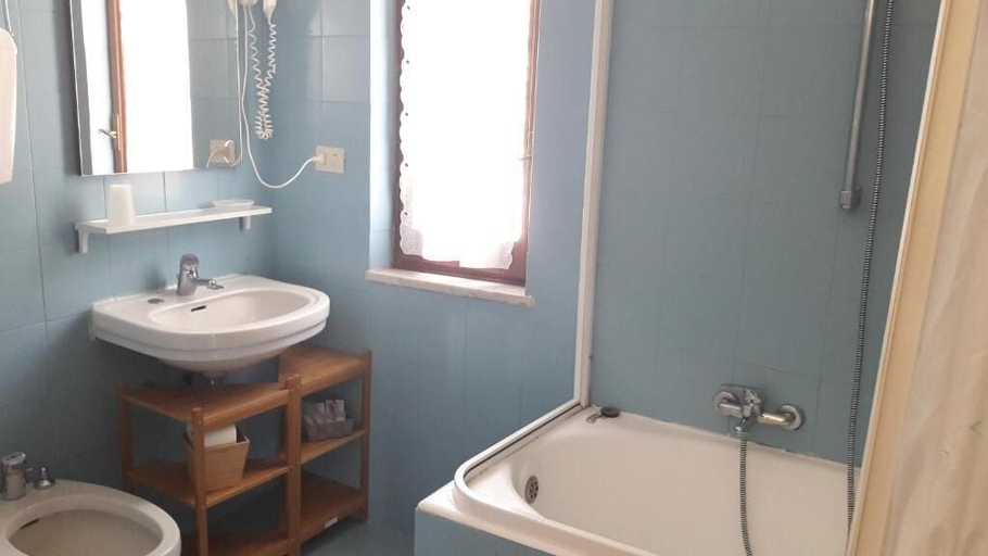 Bathroom 5, Hotel Residence Moneglia, Genova