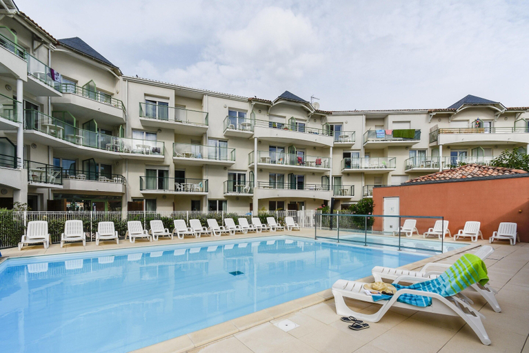 Pool 3, Coastal apartment near marina, Vendée