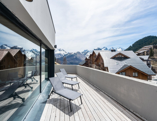 Property grounds, Base With Ski-in/ski-out Access, Isère