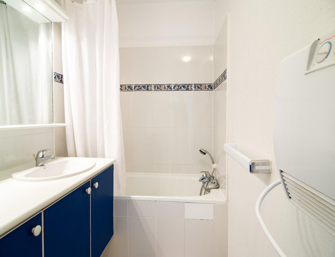 Bathroom, Golfside Apartment With Terrace, Hérault
