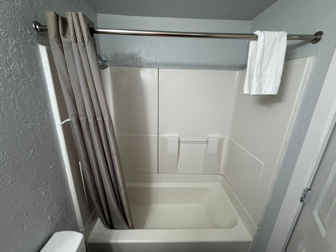 Bathroom 5, Budget Inn Bend, Deschutes