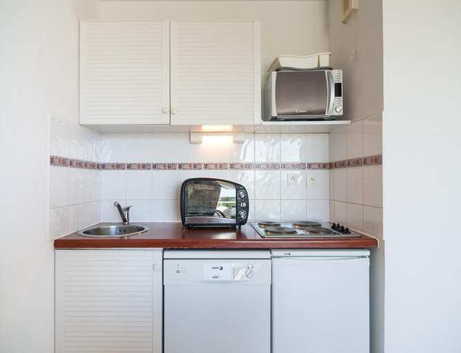 Private kitchen, Golfside Coastal Apartment With Terrace, Hérault
