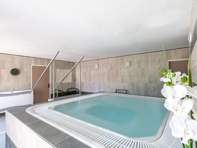 Pool 3, Normandy Coastal Stay for 4, Landes