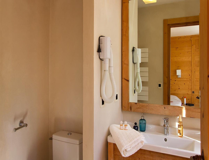 Bathroom, Central Alpine Apartment Near Tourist Office, Isère