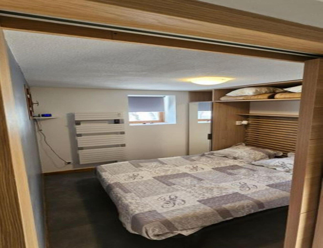 Room 5, Alpine Retreat With Balcony and Parking, Savoie