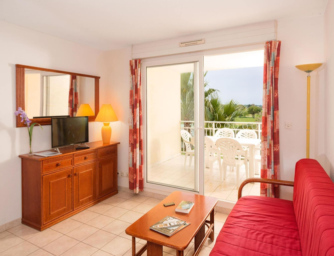 Living room 4, Golfside Apartment With Terrace, Hérault