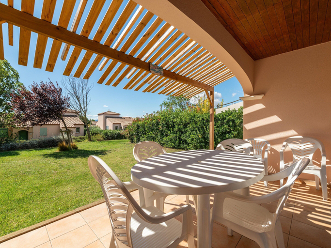 Balcony, Home for 4 With Private Parking, Aude
