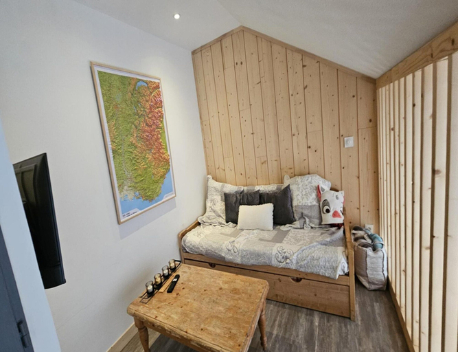 Room 4, Alpine Retreat With Balcony and Parking, Savoie
