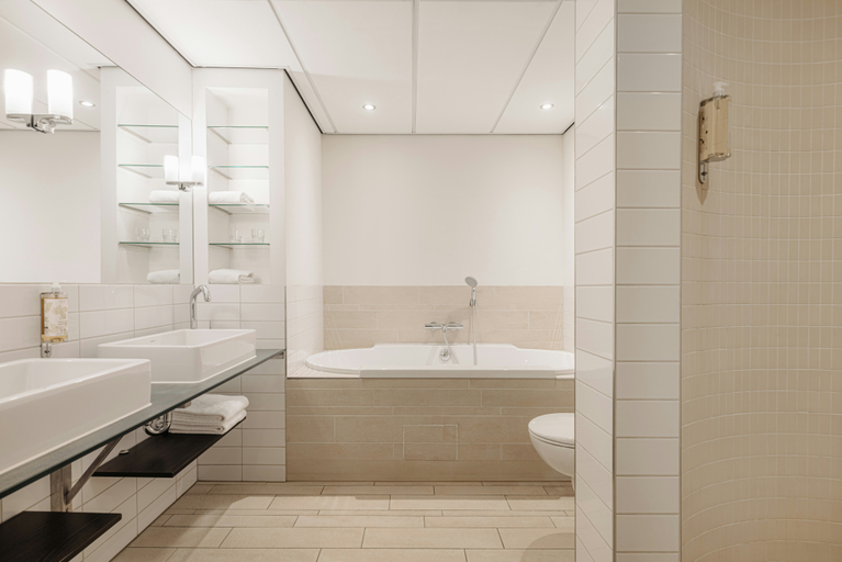 Bathroom 3, Leonardo Oranje Hotel Leeuwarden, Leeuwarden
