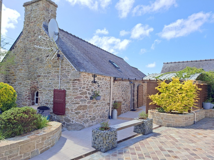 Exterior 5, Breton Stone Cottage by Sandy Beaches, Finistère