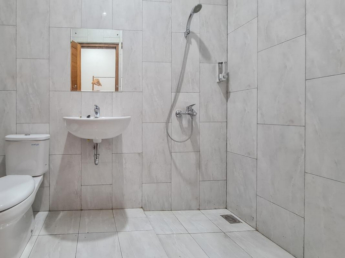 Bathroom 5, Graha Martadinata Syariah Mitra RedDoorz, Tasikmalaya