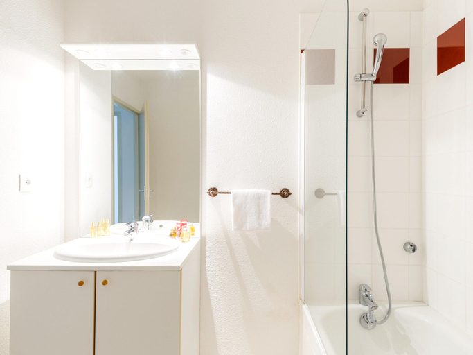 Bathroom, Lakeside Maisonette Retreat, Landes