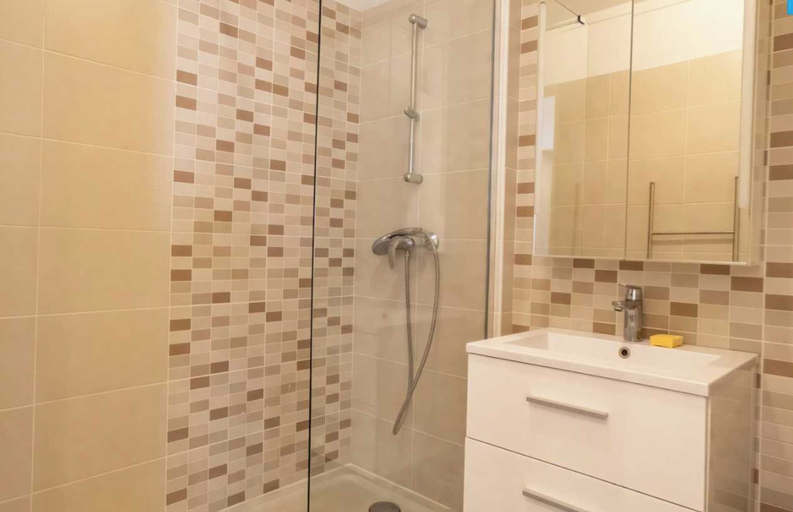 Bathroom 5, Private Room in a Shared Apartment - Bron, Rhône