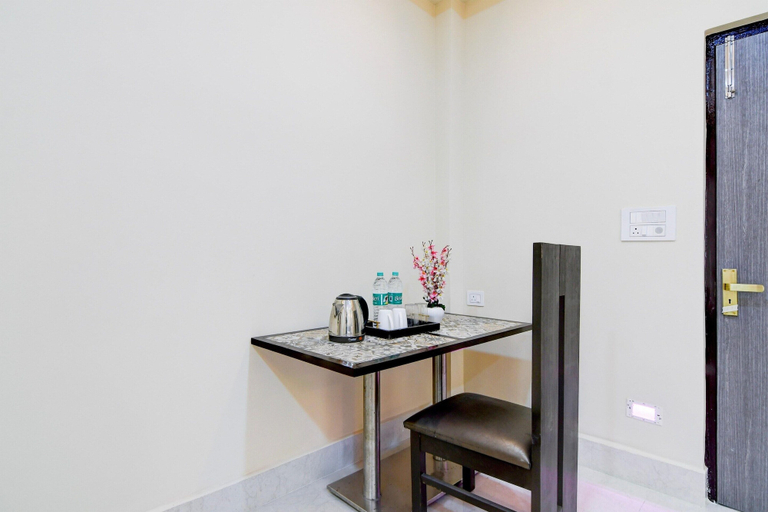 Room 5, Premium Collection O Joka Industrial Plaza, South 24 Parganas