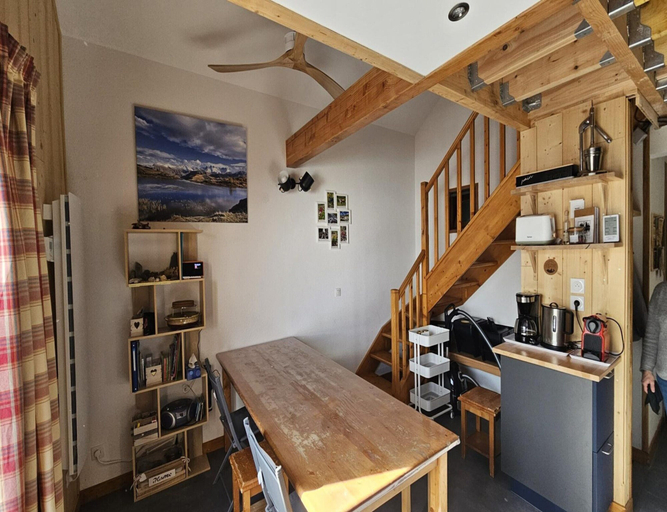 Private kitchen, Alpine Retreat With Balcony and Parking, Savoie