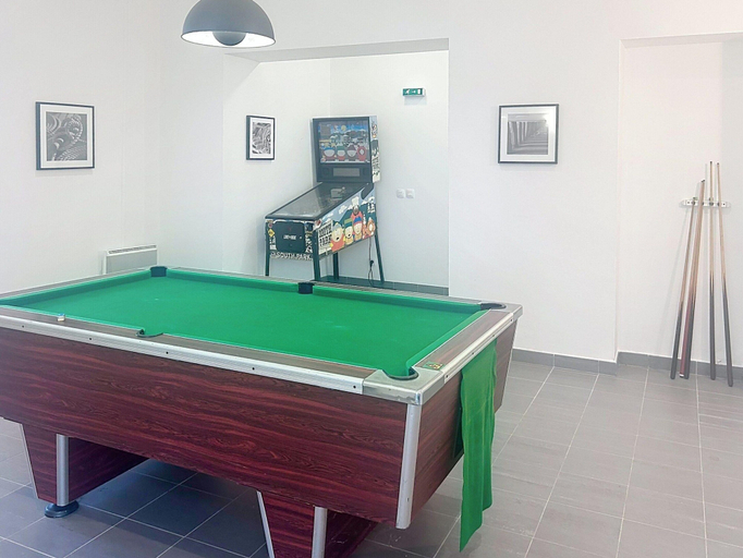 Game room, Spacious Coastal Duplex Cottage for 8, Finistère