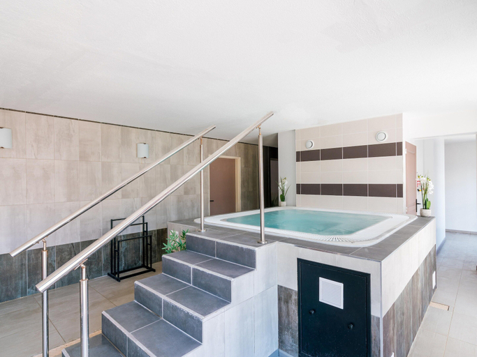 Pool 4, Normandy Coastal Stay for 4, Landes