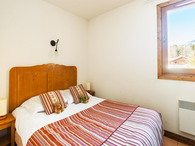 Room, Samoëns Village Apartment for 4, Haute-Savoie