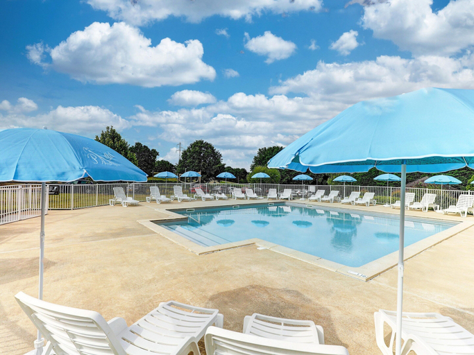 Pool 4, Relaxed Family Home in Egletons, Corrèze