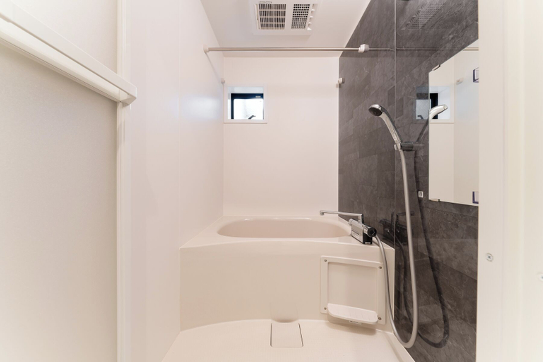 Bathroom, Glannir Sangenjaya, Setagaya