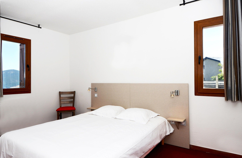 Room 2, Spacious 8-guests Holiday Apartment, Pyrénées-Orientales