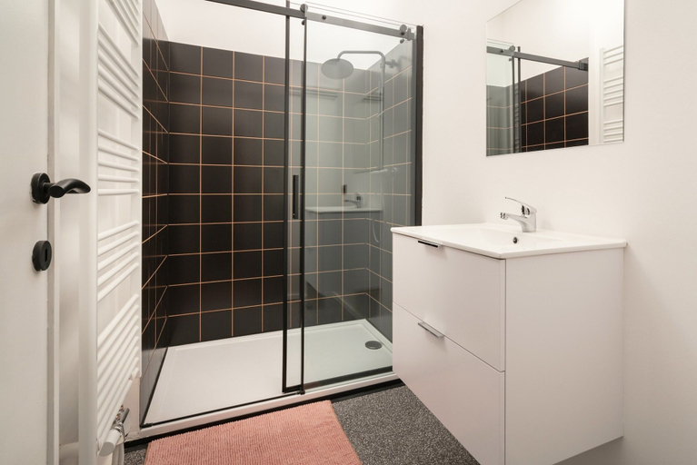 Bathroom 3, Very Large Central Station 2br/14p Apartment, Antwerpen