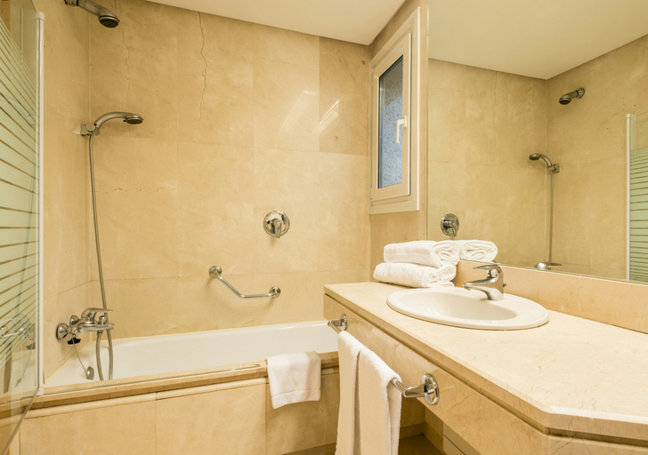 Bathroom 5, Hotel ILUNION Pio XII, Madrid