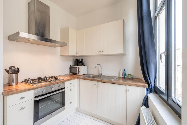 Private kitchen, Modern 1BR Stay for 7 in Antwerp, Antwerpen