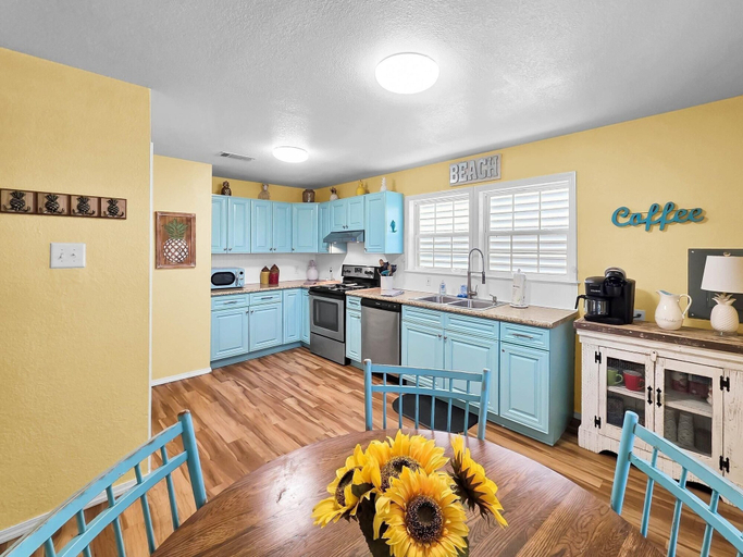 Private kitchen 5, Sea Level 2 Bedroom Home, Galveston