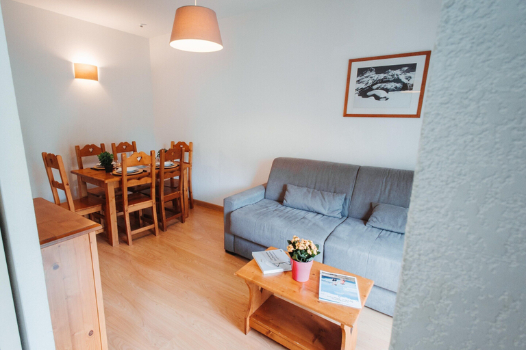 Living room, Rental for 6 With Private Balcony, Ariège