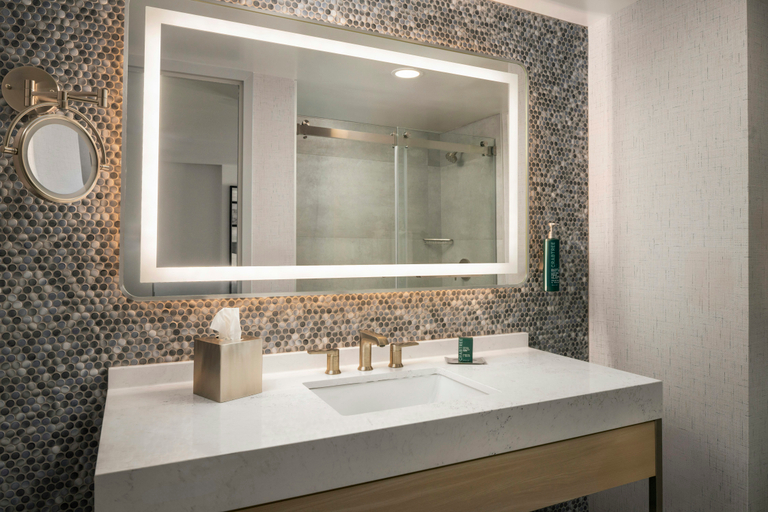 Bathroom 5, DoubleTree by Hilton Fort Lee - George Washington Bridge, Bergen