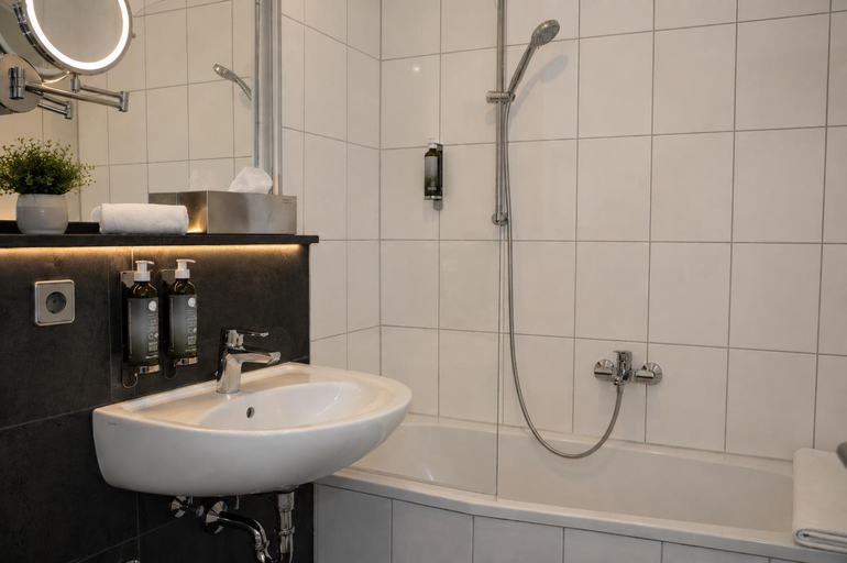 Bathroom 4, Hotel Am Hirschgarten, Esslingen
