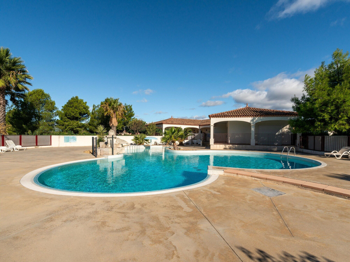 Pool 5, Group Retreat With Four Bedrooms, Aude