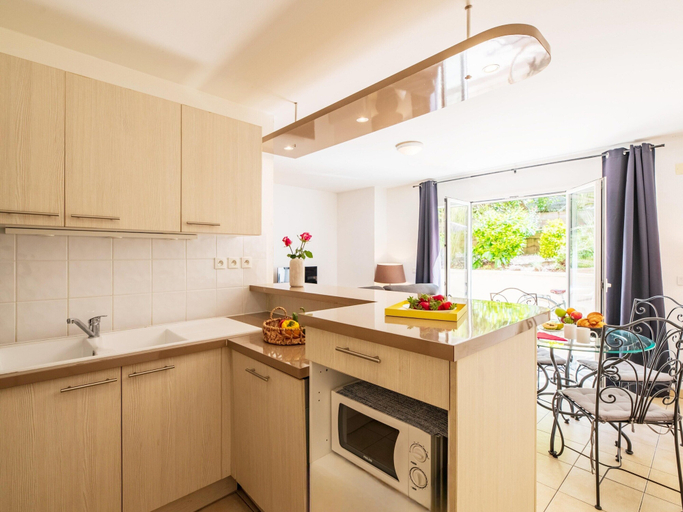 Private kitchen 4, French Riviera Bay Retreat, Gironde