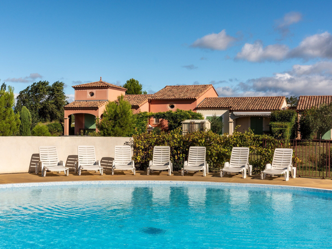 Pool 2, Home for 4 With Private Parking, Aude