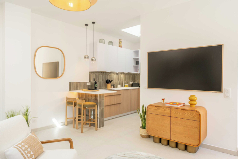 Living area 4, Spacious 2P Studio - Centre of Saint-tropez, Var